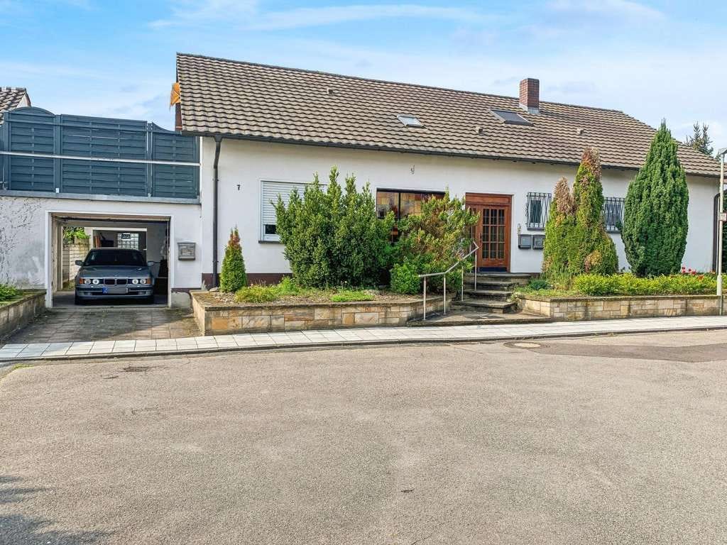 Immobilie in Bellheim - Attraktives Mehrfamilienhaus mit Garage, großem Südgarten &amp; starkem Vermietungspotenzial! - Bild 0