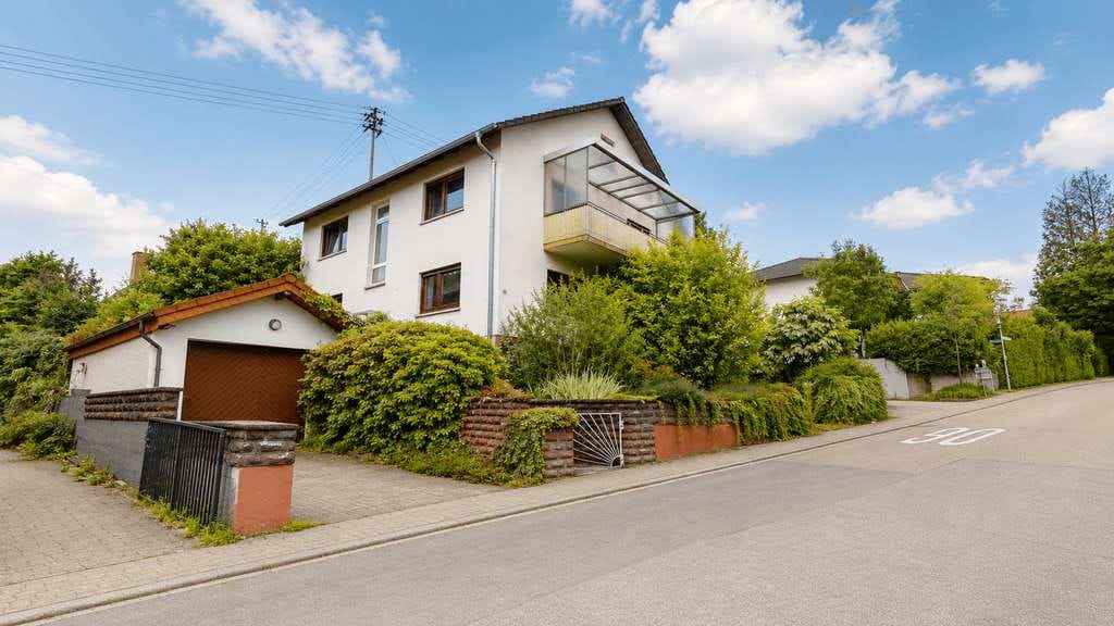 Immobilie in Hirschberg an der Bergstraße - *Niedrige Provision* Freistehendes 2-FH mit großem Potenzial in begehrter Lage von Hirschberg - Bild 1