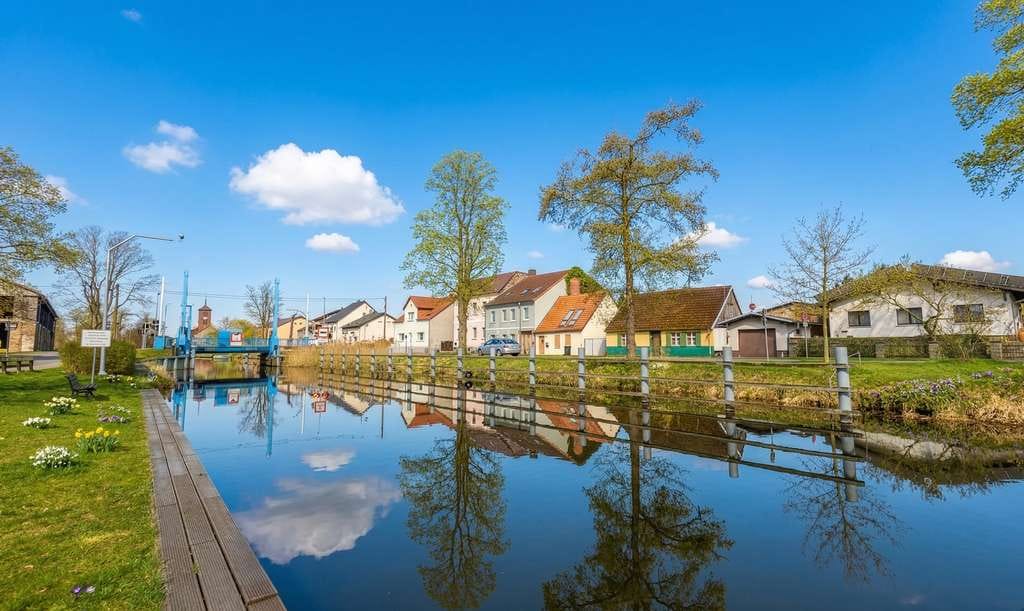 Immobilie in Wandlitz - Raumwunder mit Personenlift, Gäste-Bungalow, Kanalblick & kleinem Bootsanleger!! - Bild 0