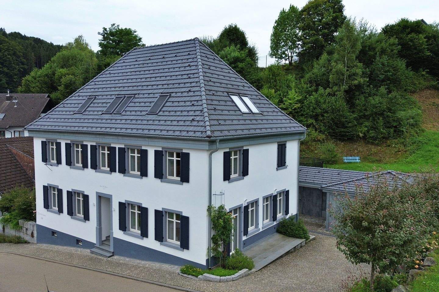 Immobilie in Biederbach - Kunstvoll Wohnen im alten Schulhaus - Luxus und Ruhe im Schwarzwald - Bild 1