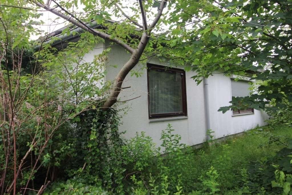 Immobilie in Süderlügum - Ebenerdiger Bungalow mit großem Keller in zentraler Lage von Süderlügum - Bild 1