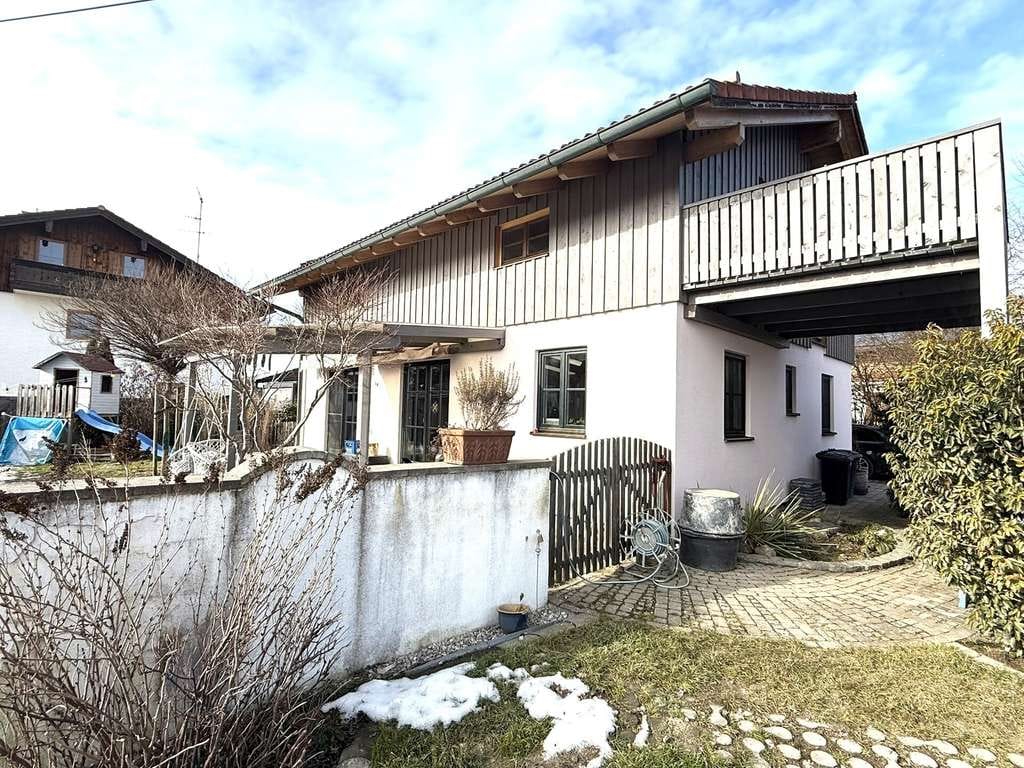 Immobilie in Eiselfing - Idyllisches Landhaus in Weilerlage: Mit Einliegerwohnung oder bis zu sieben Zimmern nutzbar - Bild 2