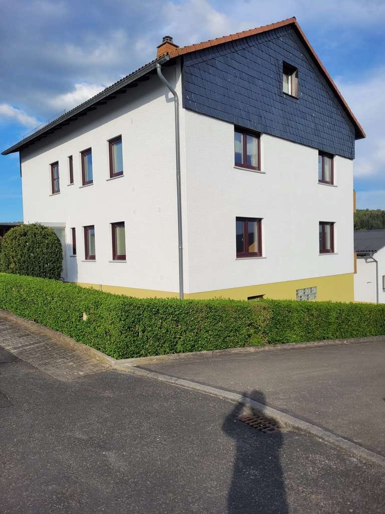 Immobilie in Hohenstein - Vielseitig nutzbares 8-Zimmer-Haus mit Garagen und einem Baugrundstück in Hohenstein - Bild 3