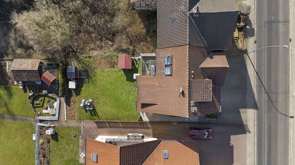 Immobilie in Büdingen - Zweifamilienhaus in ruhiger Lage | Garten | Balkon | teilvermietet - Bild 2