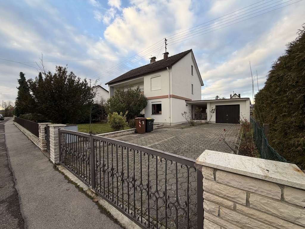 Immobilie in Langweid am Lech - Attraktives Einfamilienhaus mit großem Grundstück, Garten & Ausbaupotenzial - Bild 0