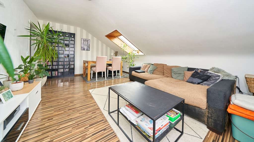 Immobilie in Remseck am Neckar - Sonnige Dachgeschosswohnung mit Weitblick und Potenzial in Remseck-Hochdorf - Bild 0