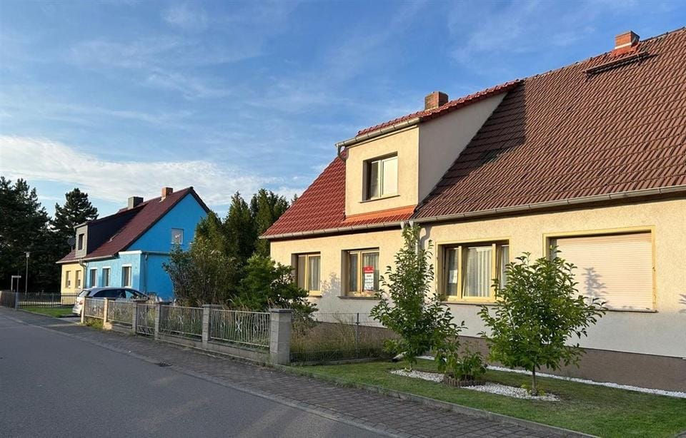 Immobilie in Gräfenhainichen - Doppelhaushälfte mit Nebengebäude in ruhiger Siedlungslage - Bild 0