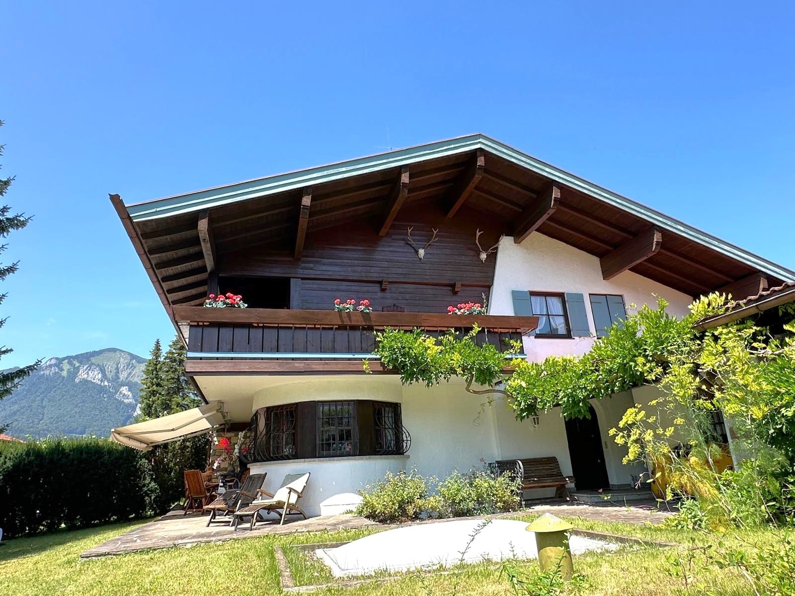 Immobilie in Unterwössen - Luxuriöses Landhaus (DHH) *** 3 Bäder, offener Kamin, Sauna, Schwimmbad und großer Garten in Toplage - Bild 0