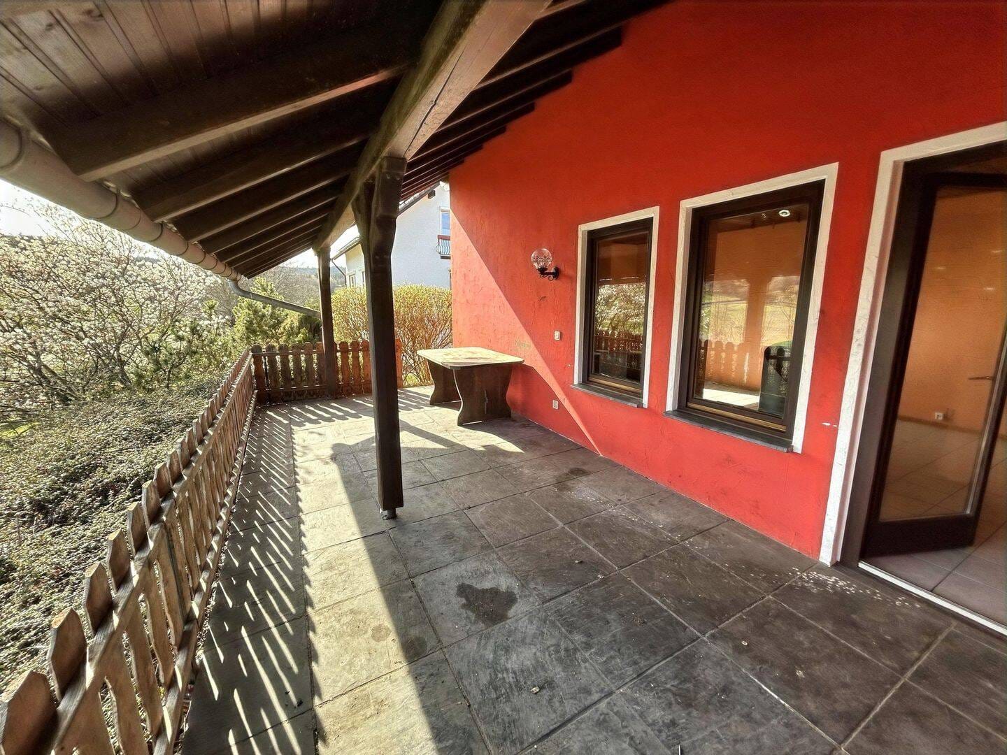 Immobilie in Sinntal - Idylle pur! Attraktives Einfamilienhaus mit Garten in Hanglage sowie Carport und schöner Aussicht - Bild 3