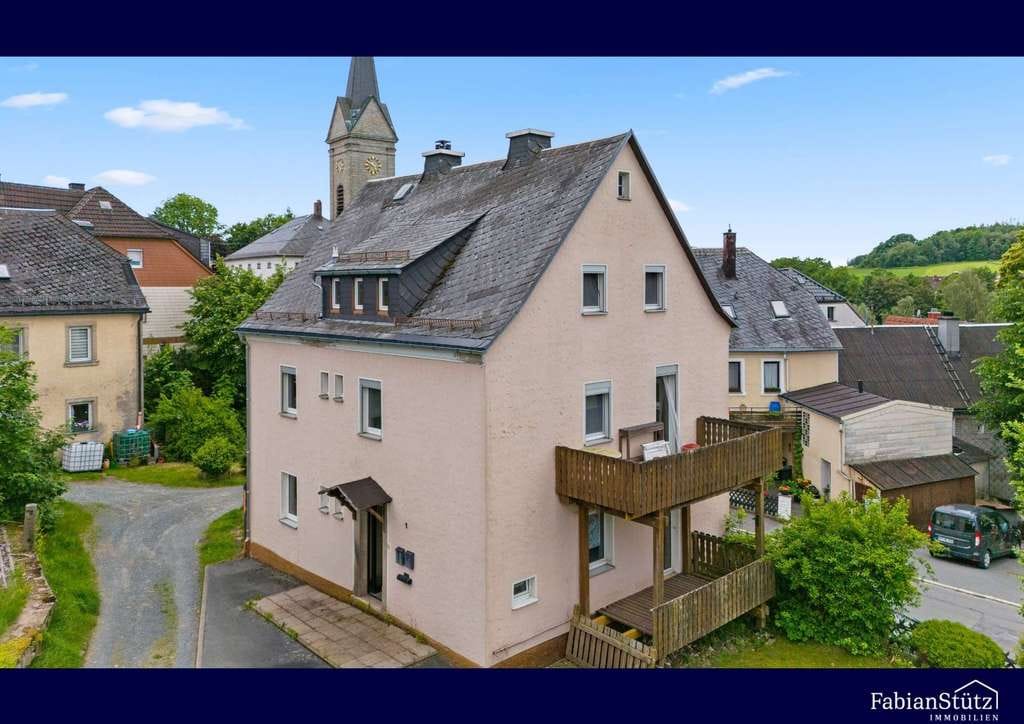 Immobilie in Zell im Fichtelgebirge - Großzügiges Zweifamilienhaus mit traumhaftem Garten im Herzen von Zell - Bild 0