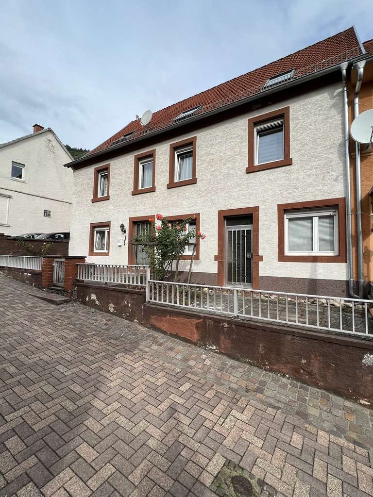 Immobilie in Wolfstein - großes Einfamilienhaus mit großem Garten - Bild 1