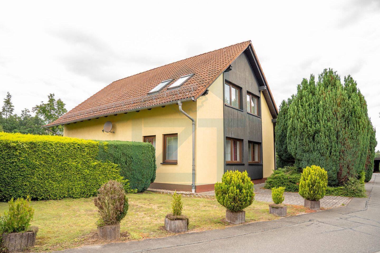 Immobilie in Hermsdorf - Für Familie & Homeoffice: Großzügiges 7-Zimmer-Haus mit Sauna und Komfort-Garage - Bild 2