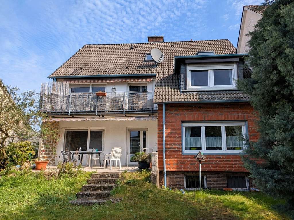 Immobilie in Hasbergen - Solides und gepflegtes Zweifamilienhaus mit ausgebautem Dachgeschoss in Hasbergen - Bild 1