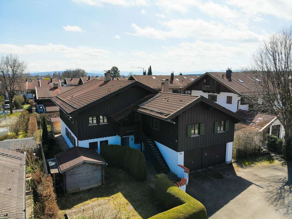 Immobilie in Holzkirchen - Großzügiges Zweifamilienhaus mit Einliegerwohnung in attraktiver Lage von Holzkirchen - Bild 0
