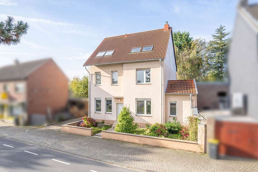 Immobilie in Bedburg - So macht Generationen-Wohnen Spaß! Einfamilienhaus mit separater Einliegerwohnung und Altbaucharme - Bild 2