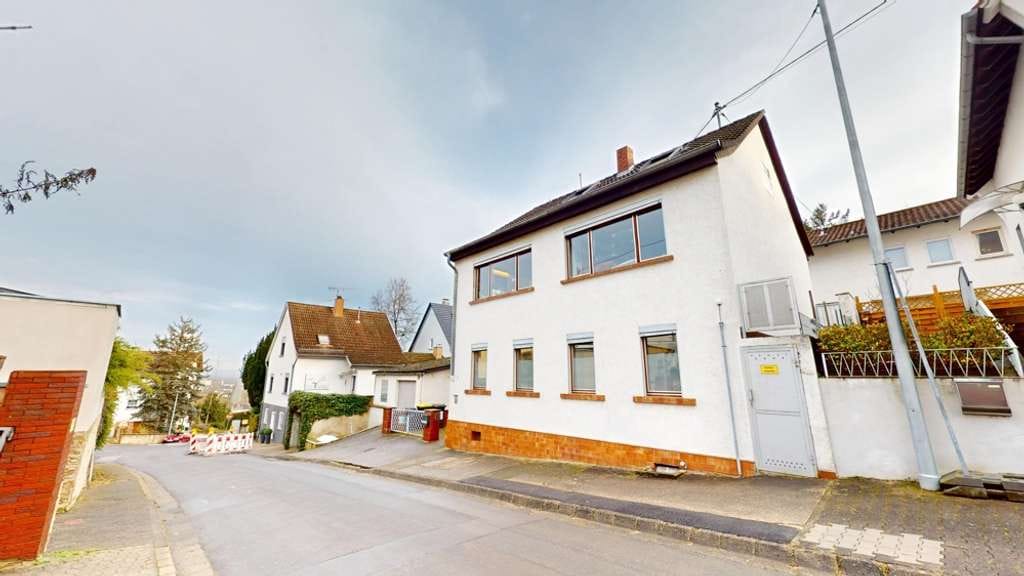 Immobilie in Münster-Sarmsheim - Gepflegtes Einfamilienhaus mit Hof, Terrasse und Garage zum Kauf in Münster-Sarmsheim - Bild 1