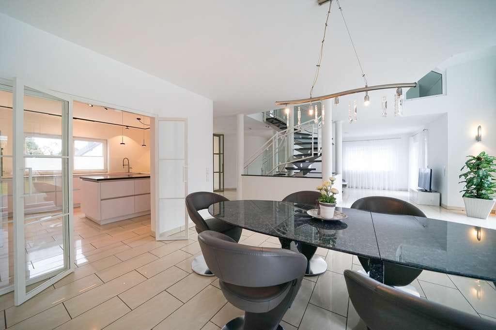 Immobilie in Plaidt - *WOHNTRAUM* Hochwertiges Architektenhaus mit ELW, Garage, Pool, großer Terrasse & Wellness-Spa! - Bild 1