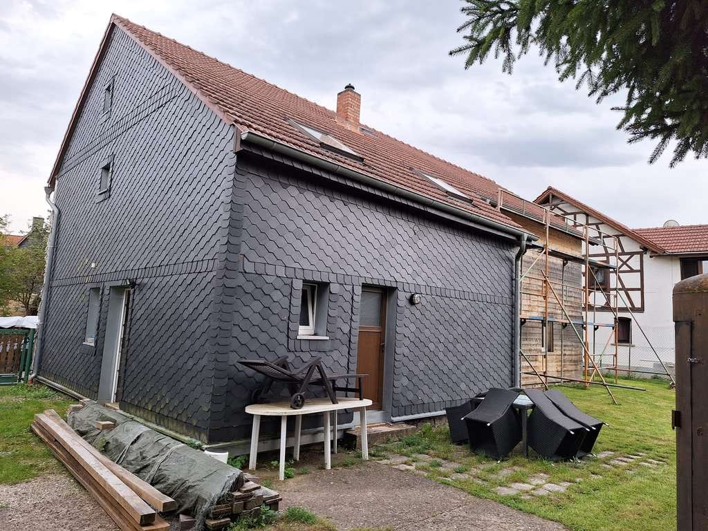 Immobilie in Heldburg - Teilsaniertes Einfamilienhaus in ruhiger Wohnlage in einem Stadtteil von Heldburg! - Bild 1