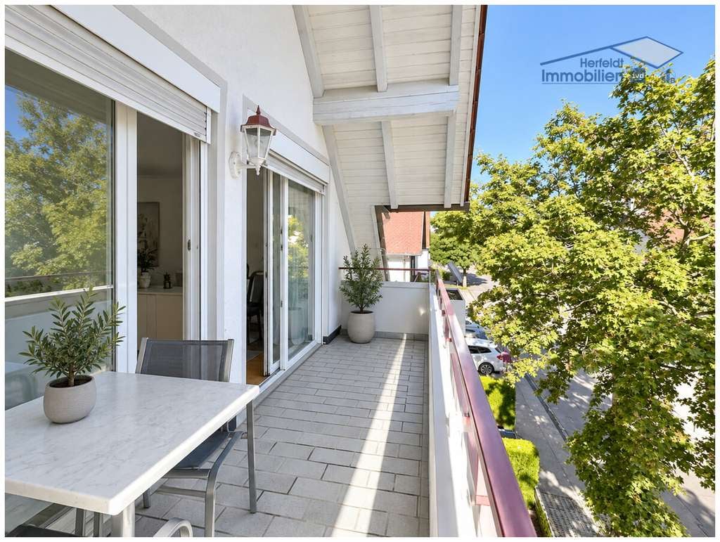 Immobilie in Bad Wörishofen - Schöne 3,5-Zimmer-Dachgeschoss-Wohnung mit Balkon in ruhiger Bestlage direkt am Park - Bild 1