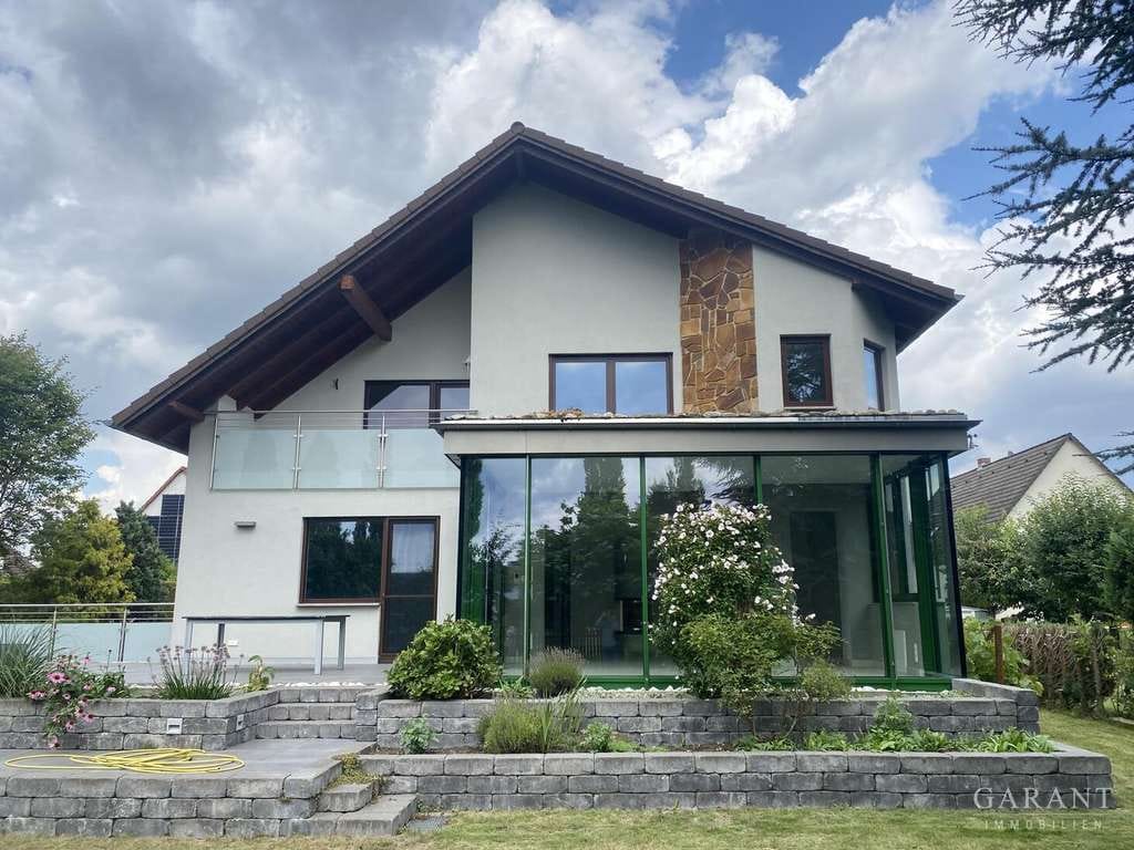Immobilie in Naunhof - Großzügiges Zweifamilienhaus mit Wintergarten, Sauna, zwei Kaminen, Garage und schönem Grundstück - Bild 0