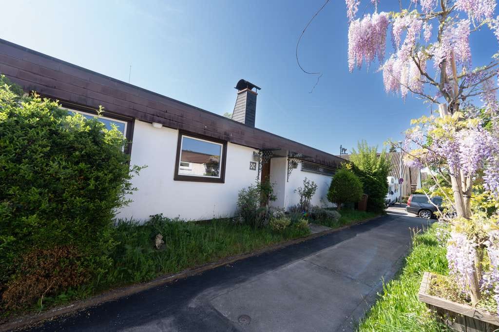 Immobilie in Freiburg im Breisgau - Bungalow mit viel Potential auf Erbpachtgrundstück - Bild 0