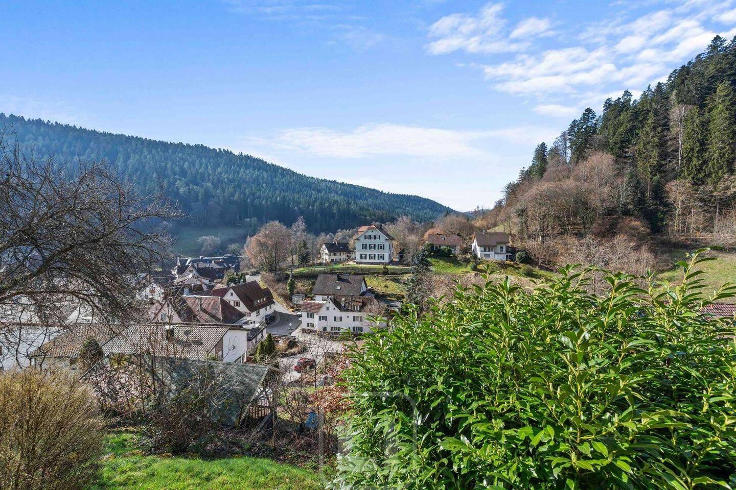 Immobilie in Bad Teinach-Zavelstein - Ferienfeeling zu Hause | Gemütliche 2-Zimmer-Oase in Bad Teinach | ca. 53 m² Wohnfläche | Balkon - Bild 2