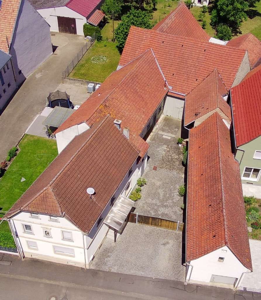 Immobilie in Kolitzheim - Vermietetes, historisches Anwesen mit Scheune, Nebengebäuden und großem Entwicklungspotenzial - Bild 3