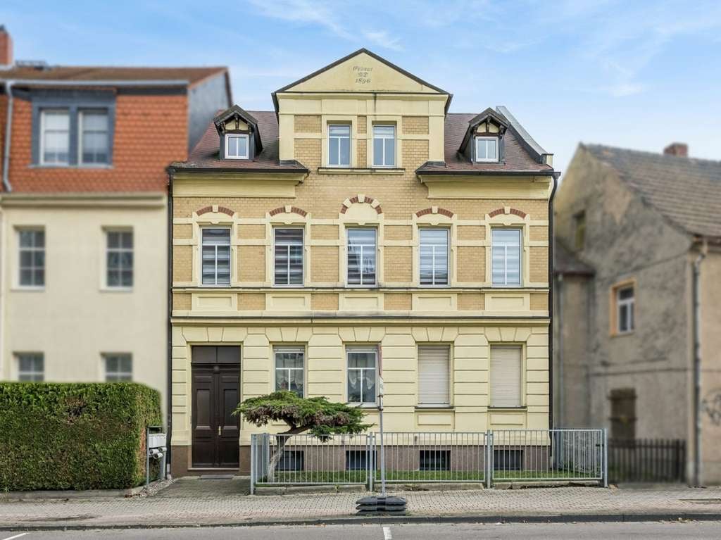 Immobilie in Borna - Charmantes Mehrfamilienhaus mit 3 Wohneinheiten in zentraler Wohnlage von Borna - Bild 0