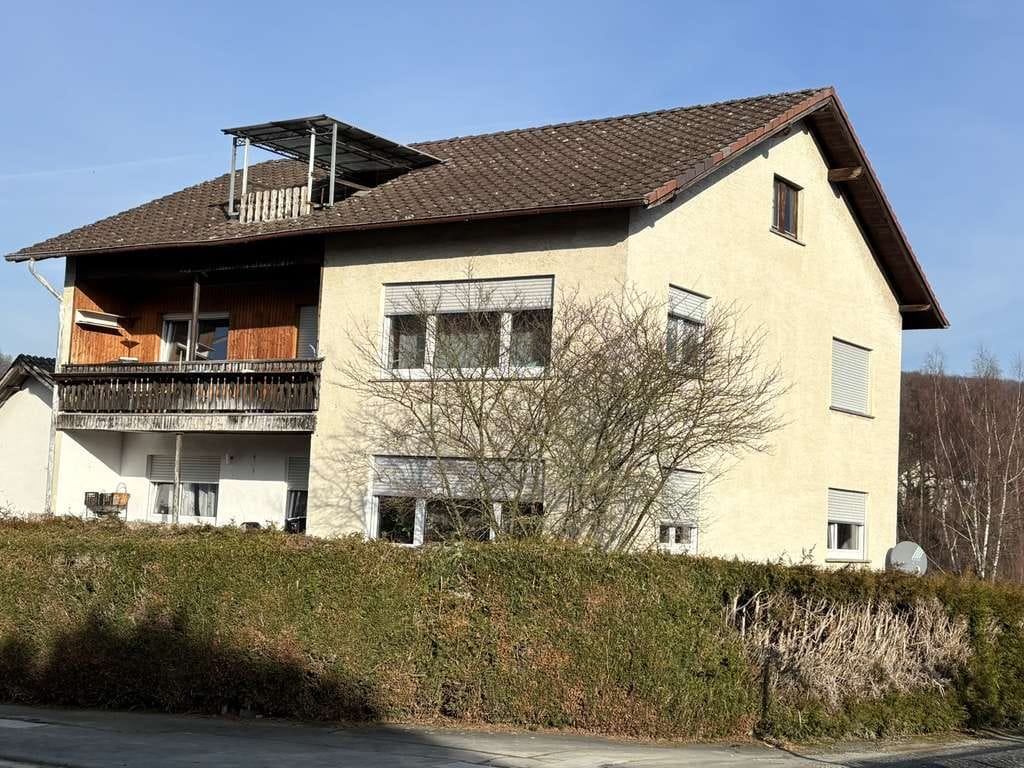 Immobilie in Grävenwiesbach - Mehrfamilienhaus mit 3 abgeschlossenen Wohneinheiten in Grävenwiesbach-Laubach - Bild 1