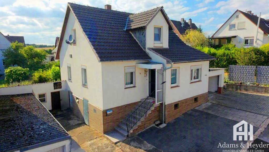 Immobilie in Fritzlar - Familienfreundliches Einfamilienhaus mit Garage, Garten und ausgebautem Dachgeschoss - Bild 1