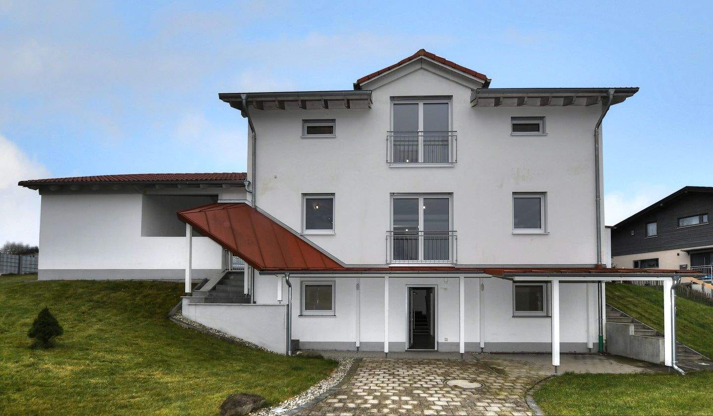Immobilie in Vogtareuth - Niedrigenergiehaus für (große) Familien - zusätzlicher Platz für Praxis oder Gewerbe kein Problem - Bild 1