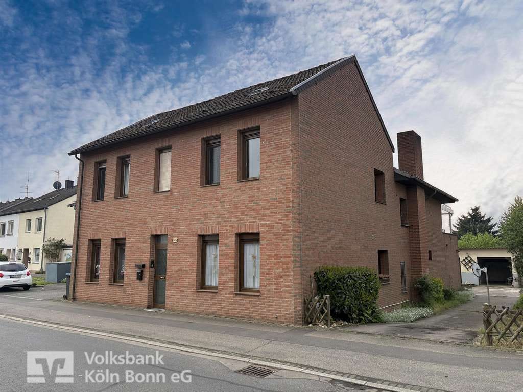 Immobilie in Brühl - Brühl-Schwadorf - Großzügiges 1-2 Familienhaus mit 2 Garagen und weitläufigem Garten - Bild 0
