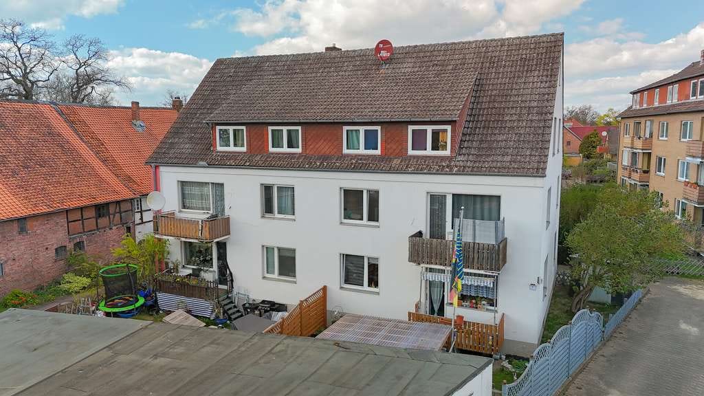 Immobilie in Wendeburg - Solides Mehrfamilienhaus mit 6 Wohnungen, 7 Garagen und Zusatzflächen in Wendeburg LK Peine - Bild 3