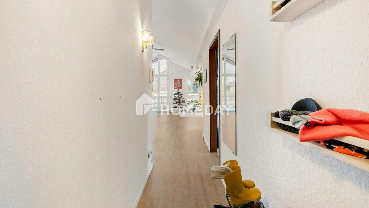 Immobilie in Kirchentellinsfurt - Moderne Dachgeschosswohnung mit Balkon, Einbauküche und Stellplatz - Bild 1