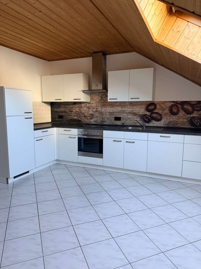 Immobilie in Hutthurm - Ruhig wohnen: Dachgeschosswohnung mit Balkon, Garten und Stellplatz - Bild 1