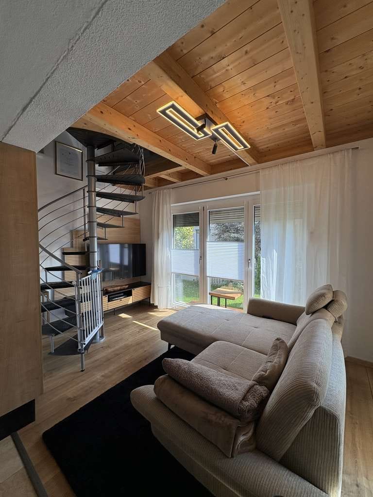 Immobilie in Burgkirchen an der Alz - MEHRFAMILIENHAUS MIT 4 EINHEITEN UND NEUER WÄRMEPUMPE  ! - MODERNISIERT - PV-ANLAGE MIT SPEICHER - - Bild 1