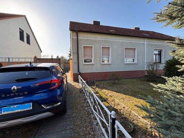 Immobilie in Stendal - Doppelhaushälfte mit großem Grundstück, Garage und vielseitigen Erweiterungsmöglichkeiten - Bild 0