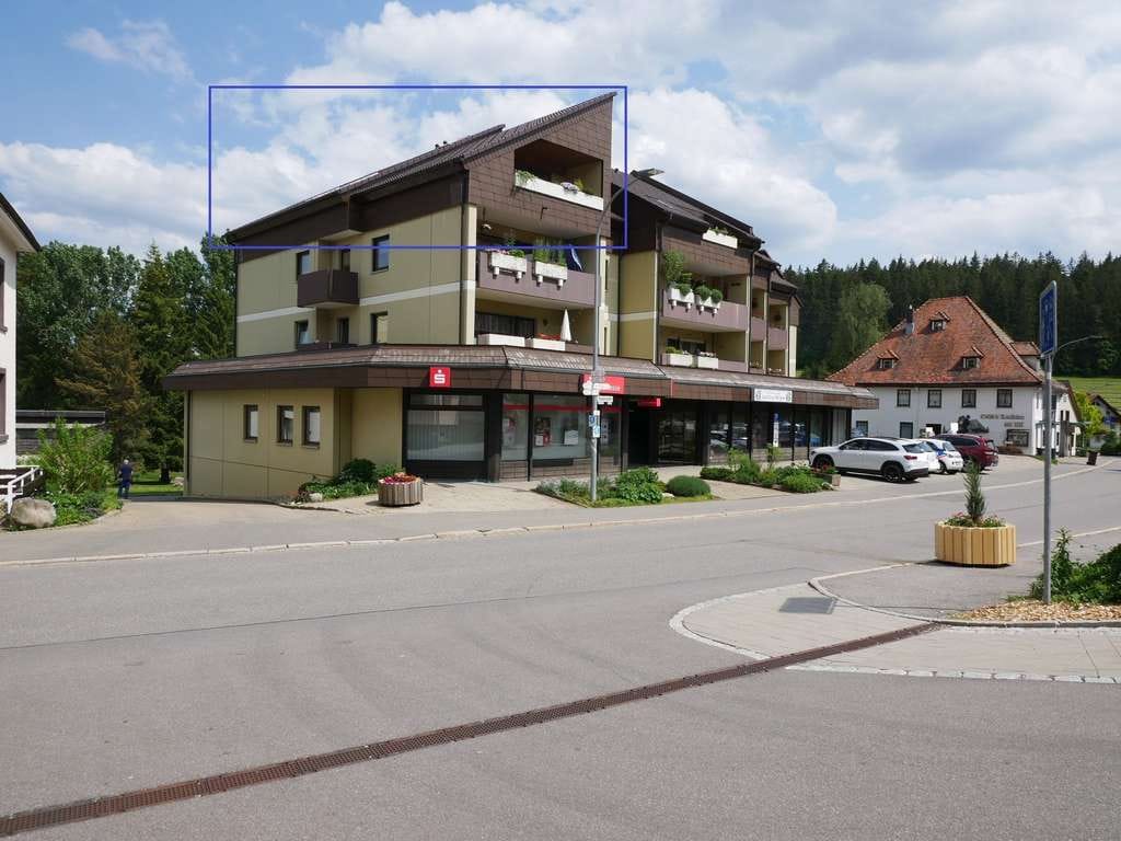 Immobilie in Schönwald im Schwarzwald - Wohnen mit Aussicht: 2,5-Zimmer-Dachgeschosswohnung in 78141 Schönwald! - Bild 1
