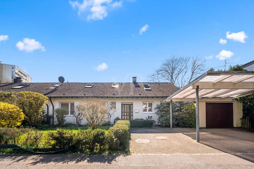 Immobilie in Umkirch - Bezugsfreie Doppelhaushälfte in Umkirch, großer Garten, Garage, Carport etc. - Bild 0