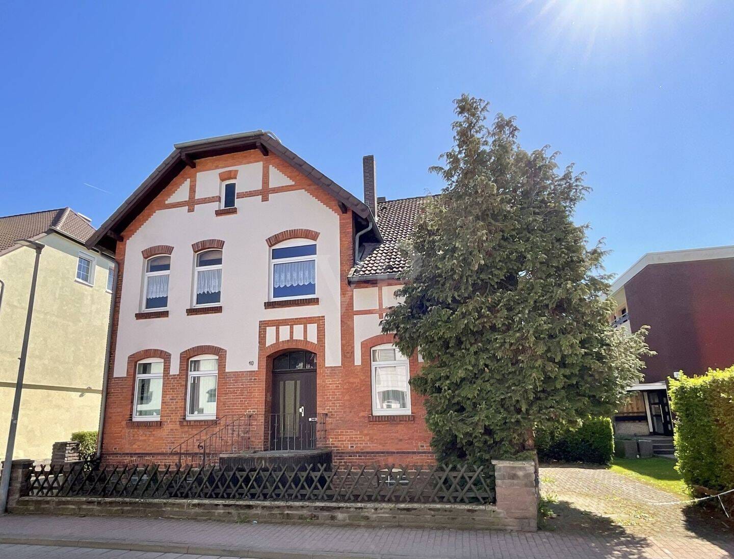 Immobilie in Ronnenberg - 1.998m² großes Grundstück: bebaut mit Zweifamilienhaus, Bungalow & Nebengebäude mit vielen Optionen! - Bild 0