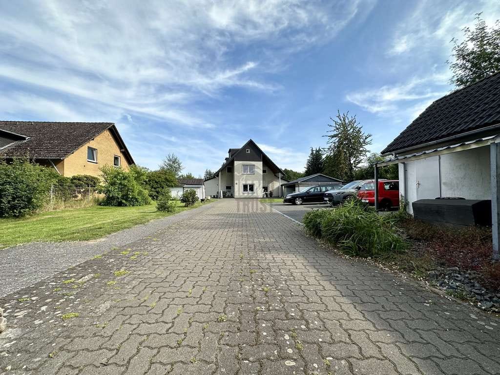 Immobilie in Langenhagen - Großzügiges 3 Familienhaus auf großem Grundstück mit 330 m², Wintergarten & Terrassen! - Bild 2