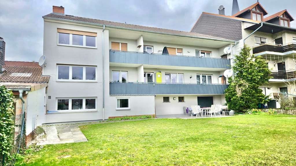 Immobilie in Grünberg - Voll vermietetes MFH | 4 Einheiten + 5 Garagen | bereits aufgeteilt | Wertsteigerungspotenzial - Bild 2