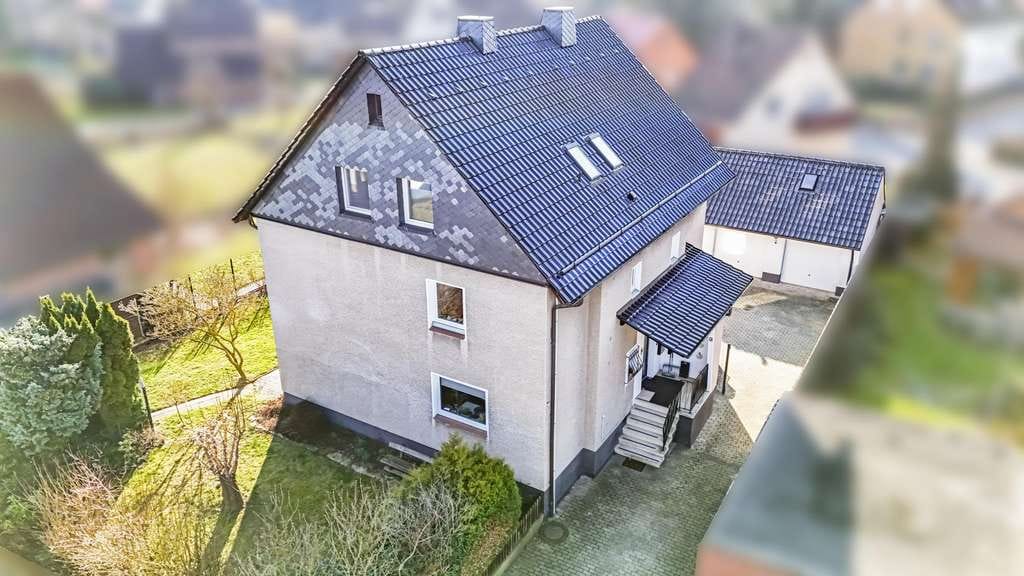 Immobilie in Pattensen - Kapitalanlage in Pattensen - Jeinsen - 3 Familienhaus + 3 Garagen und schönem Grundstück mit viele - Bild 1