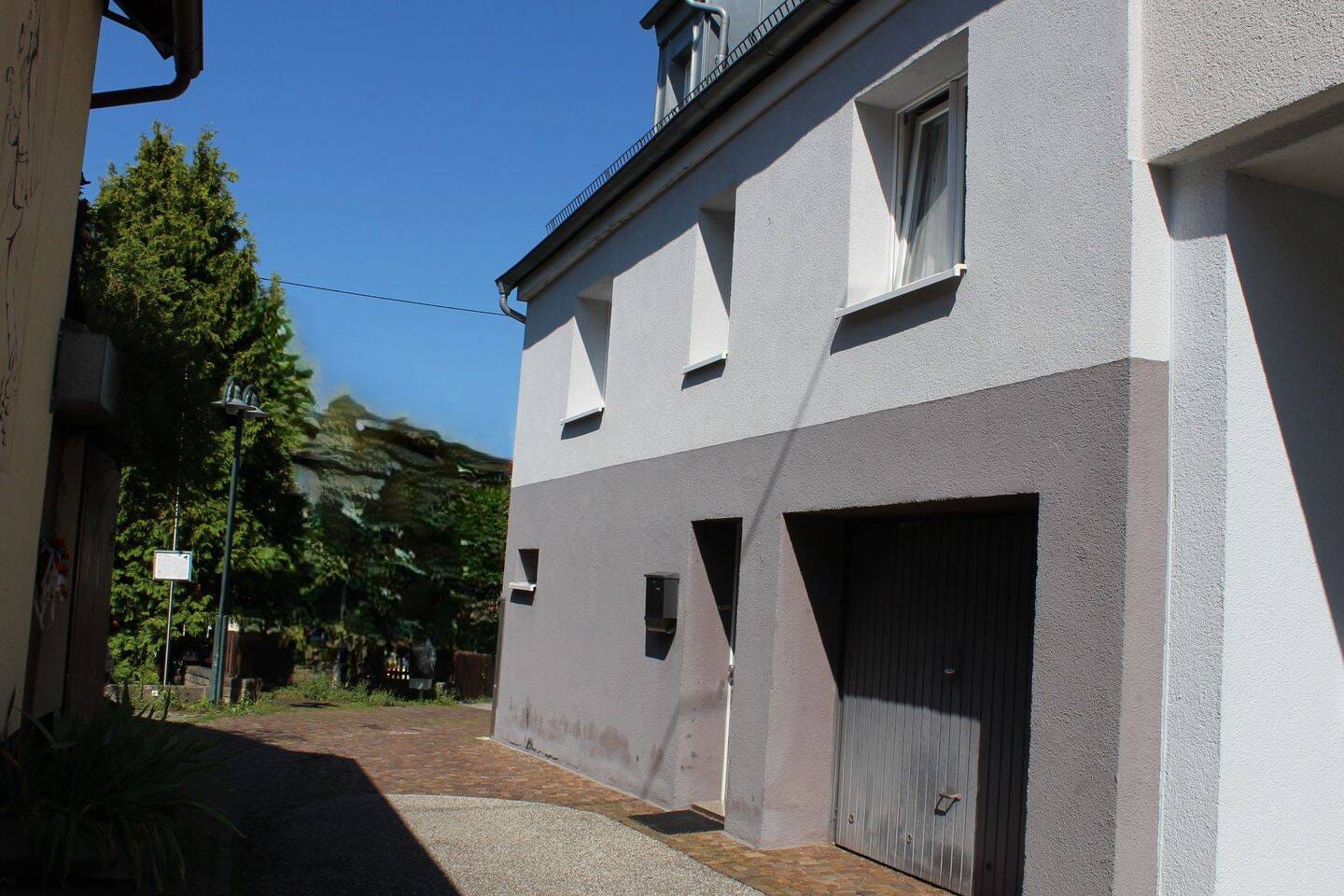 Immobilie in Eningen unter Achalm - Eningen u. A., Schöne Doppelhaushälfte im Herzen der Stadt, Garten mit Abstellplatz und Garage - Bild 1