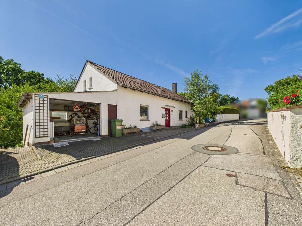 Immobilie in Georgensgmünd - Sanierungsbedürftiges Familienhaus im Herzen von Georgensgmünd – mit großem Garten und viel Potenzia - Bild 2