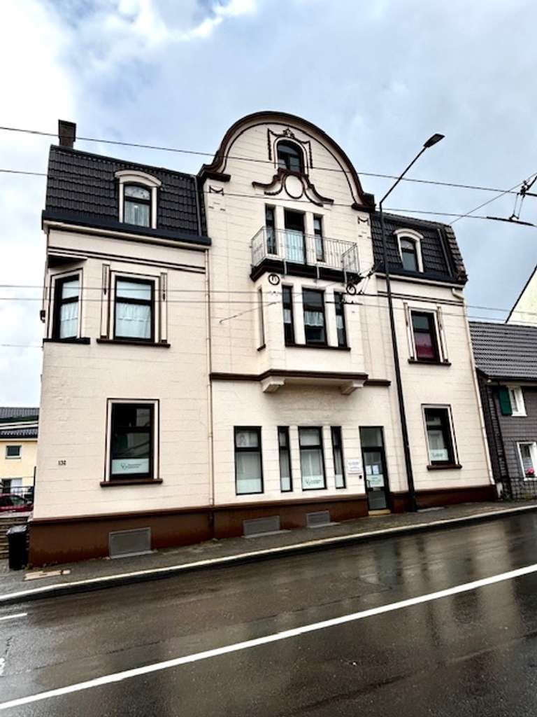Immobilie in Solingen - Attraktives Mehrfamilienhaus mit frei werdender Gewerbeeinheit und drei Wohneinheiten in Solingen! - Bild 0