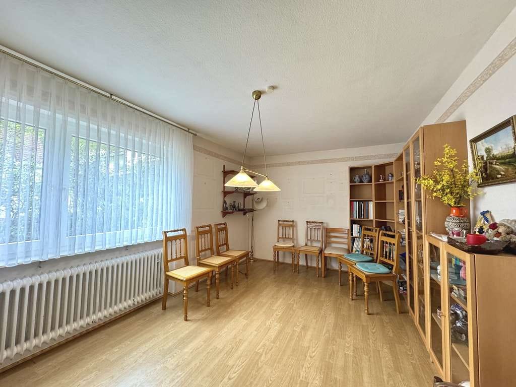 Immobilie in Neustadt an der Weinstraße - Geräumiges, freistehendes Einfamilienhaus mit Garten und Garage in ruhiger Lage von Neustadt. - Bild 2