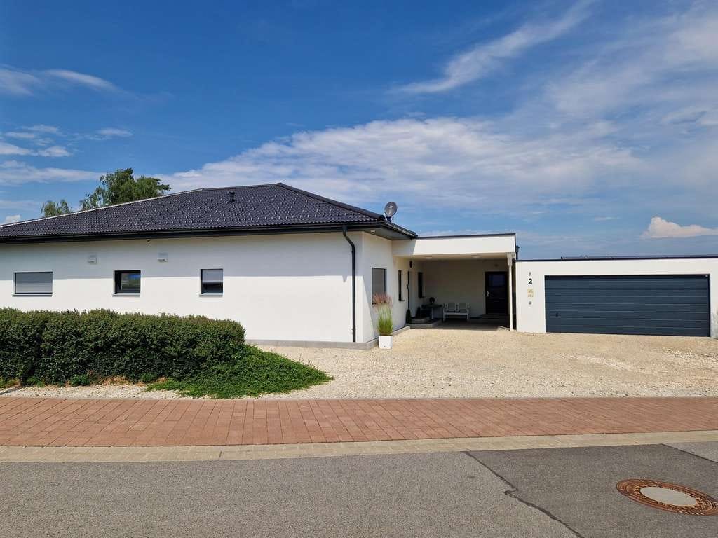 Immobilie in Gerach - Neuwertiger A+ Winkel-Bungalow, Elg-Whg, Fernblick, Doppelgarage, Carport, große-PV-Anlage - Bild 0