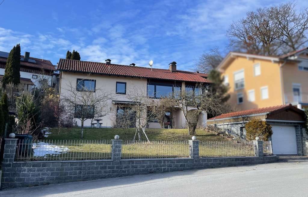 Immobilie in Winzer - Schönes Zweifamilienhaus mit Garten - familienfreundlich & vielseitig! - Bild 0