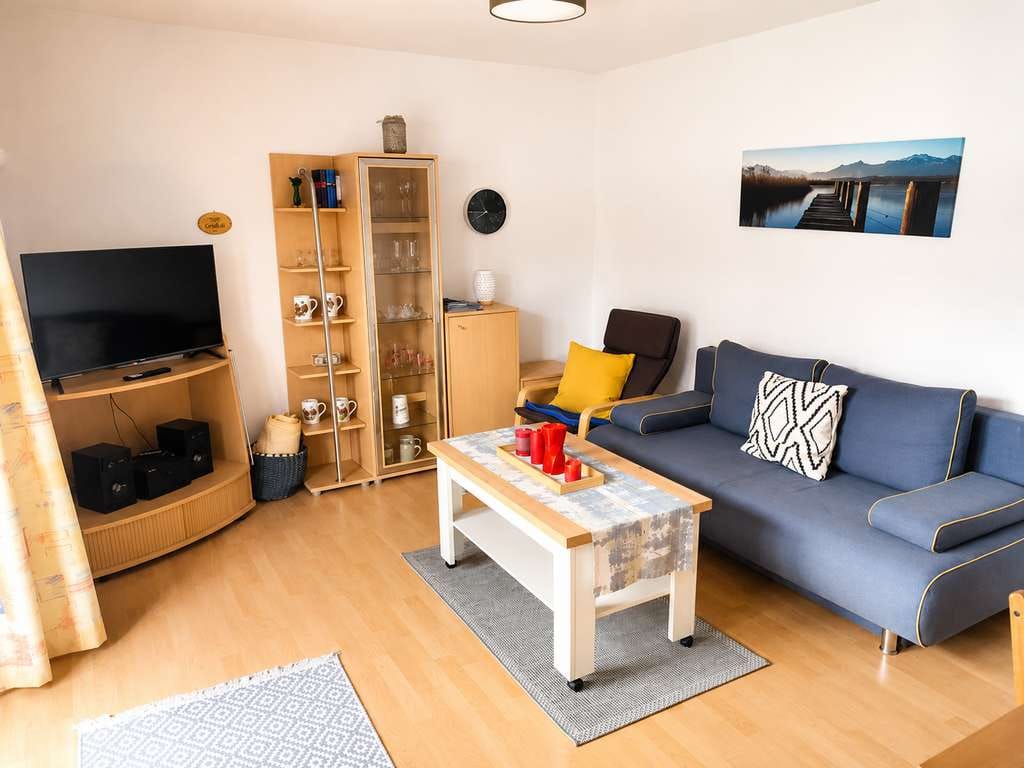 Immobilie in Prien am Chiemsee - Charmante 2-Zimmer-Ferienwohnung in Prien, großer Westbalkon mit Bergblick, Sauna & zwei Stellplätze - Bild 1